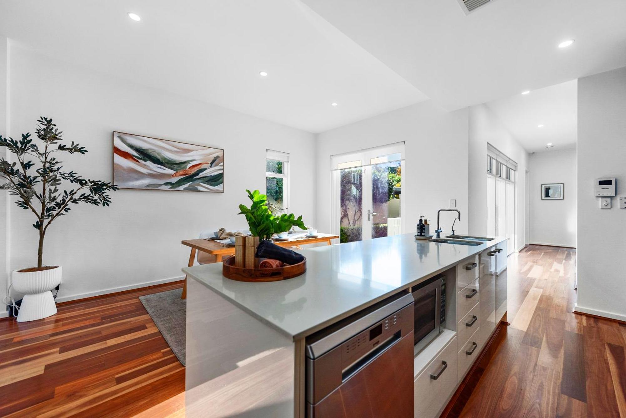Stylish Home, Family - Walk To Pub,cafes, 1km Cbd! Holiday home