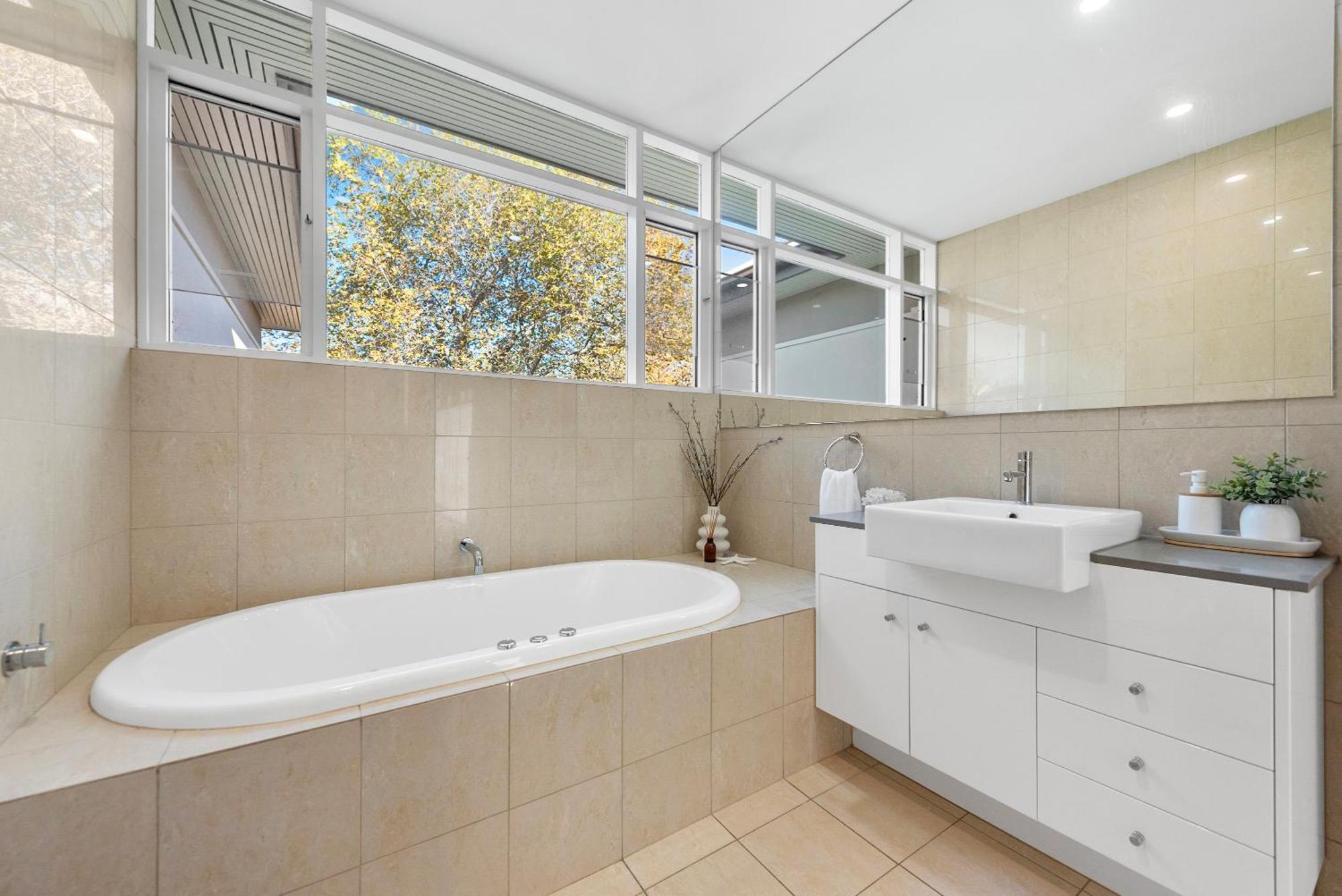 Stylish Home, Family - Walk To Pub,cafes, 1km Cbd! *