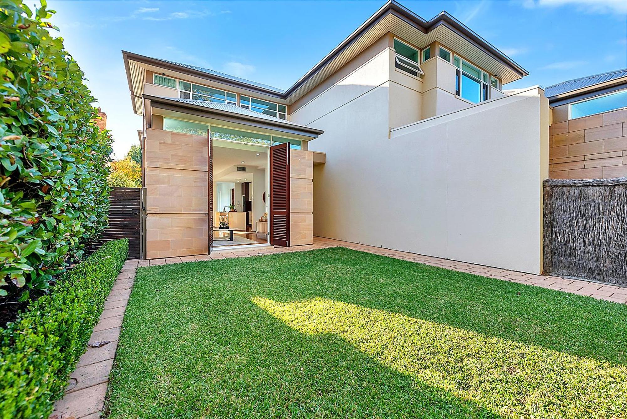 Holiday home Stylish Home, Family - Walk To Pub,cafes, 1km Cbd! *