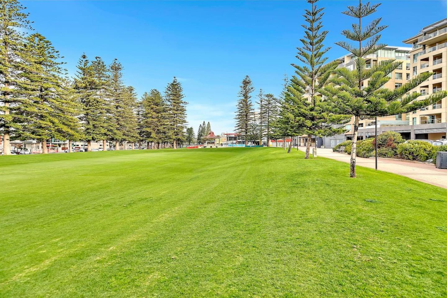 Apartment 'bayside Pines' Resort-style Haven On Glenelg
