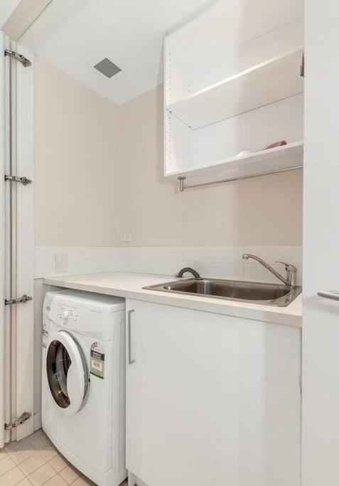 Apartment Lovely 1br On Morphett With Pool & Wi-fi Adelaide