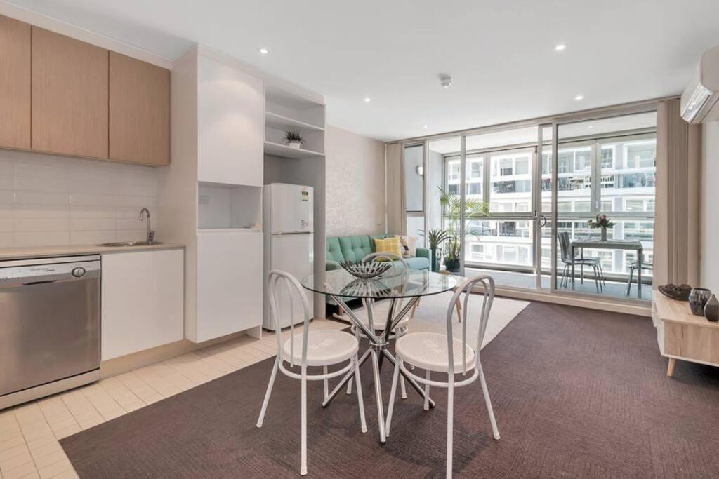 Lovely 1br On Morphett With Pool & Wi-fi Apartment
