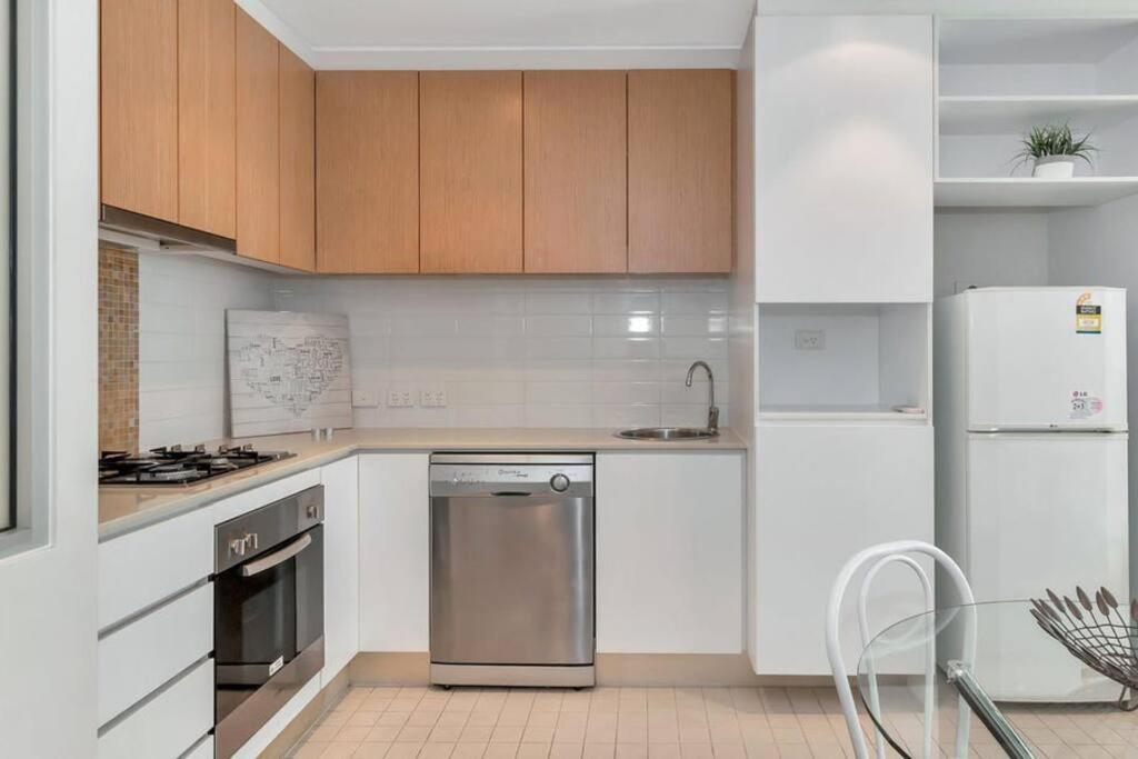 Lovely 1br On Morphett With Pool & Wi-fi *