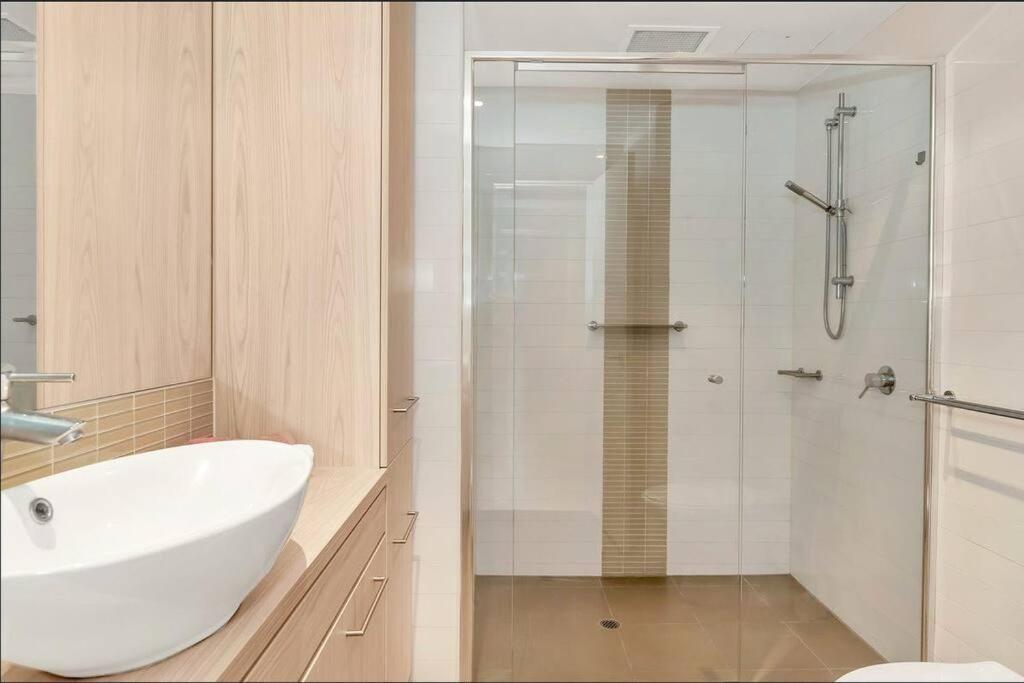Lovely 1br On Morphett With Pool & Wi-fi Apartment *