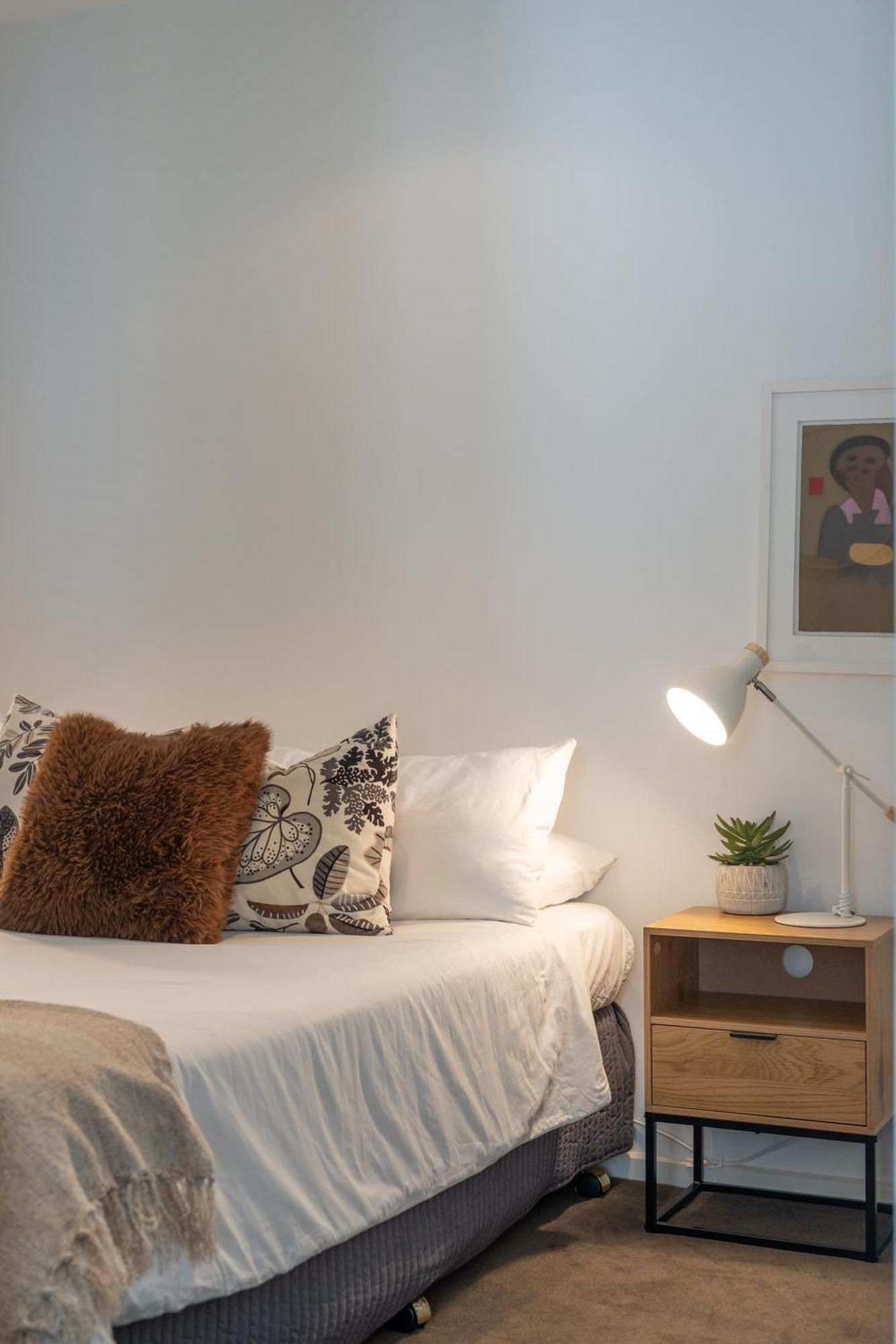 Artful Escape On York - 2x Carpark, Wifi, East End Apartment
