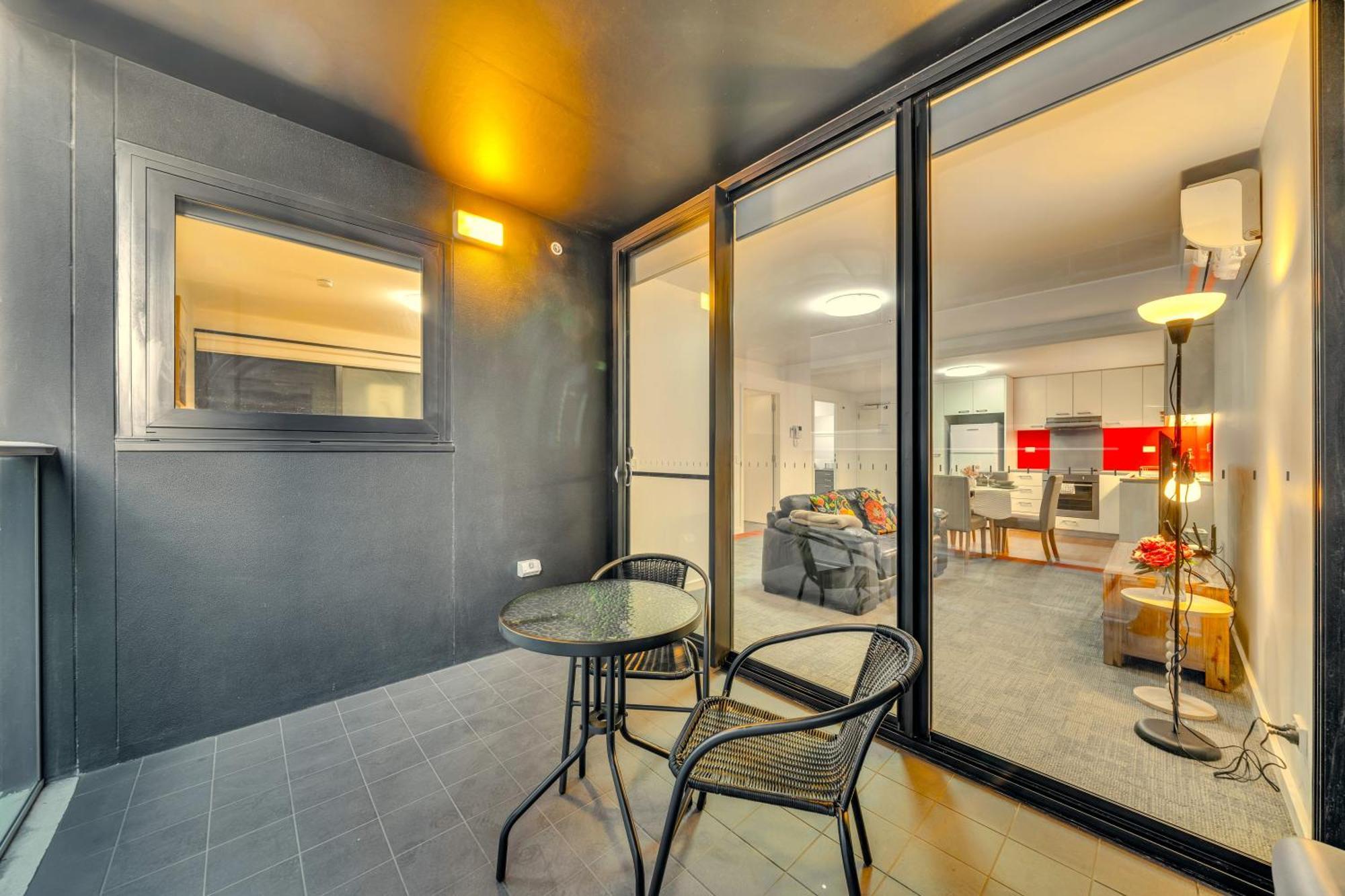 2 Bedrooms In Cbd With Balcony * Adelaide
