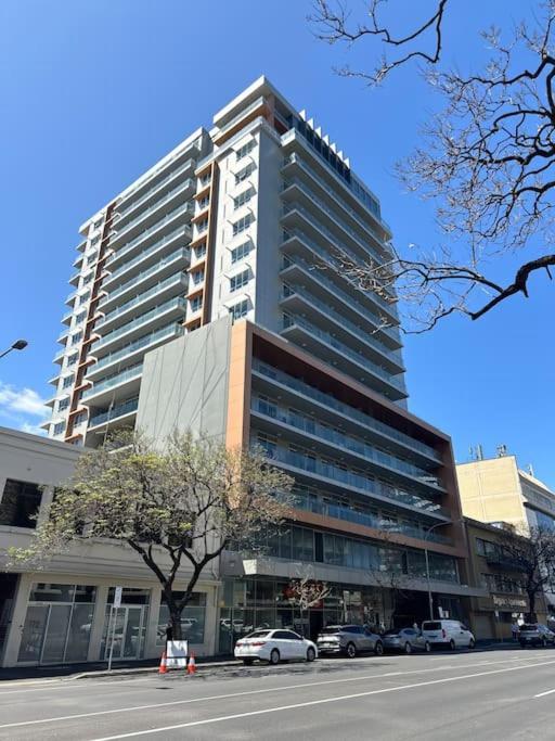 Modern One Bedroom At Morphett Street Apartment