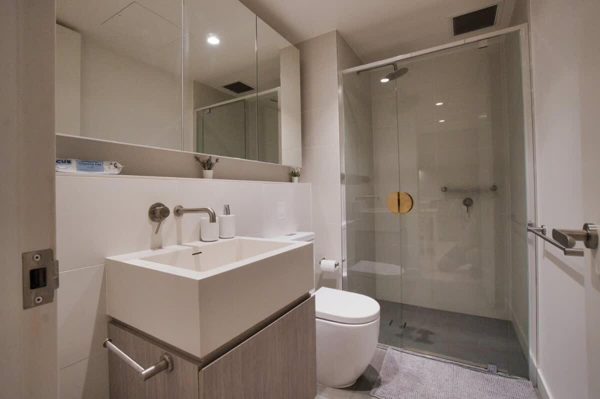 King Bed Luxury Cbd Coastal With Amazing Views, Spa, Gym, Bbq, Steam & Sauna Apartment *