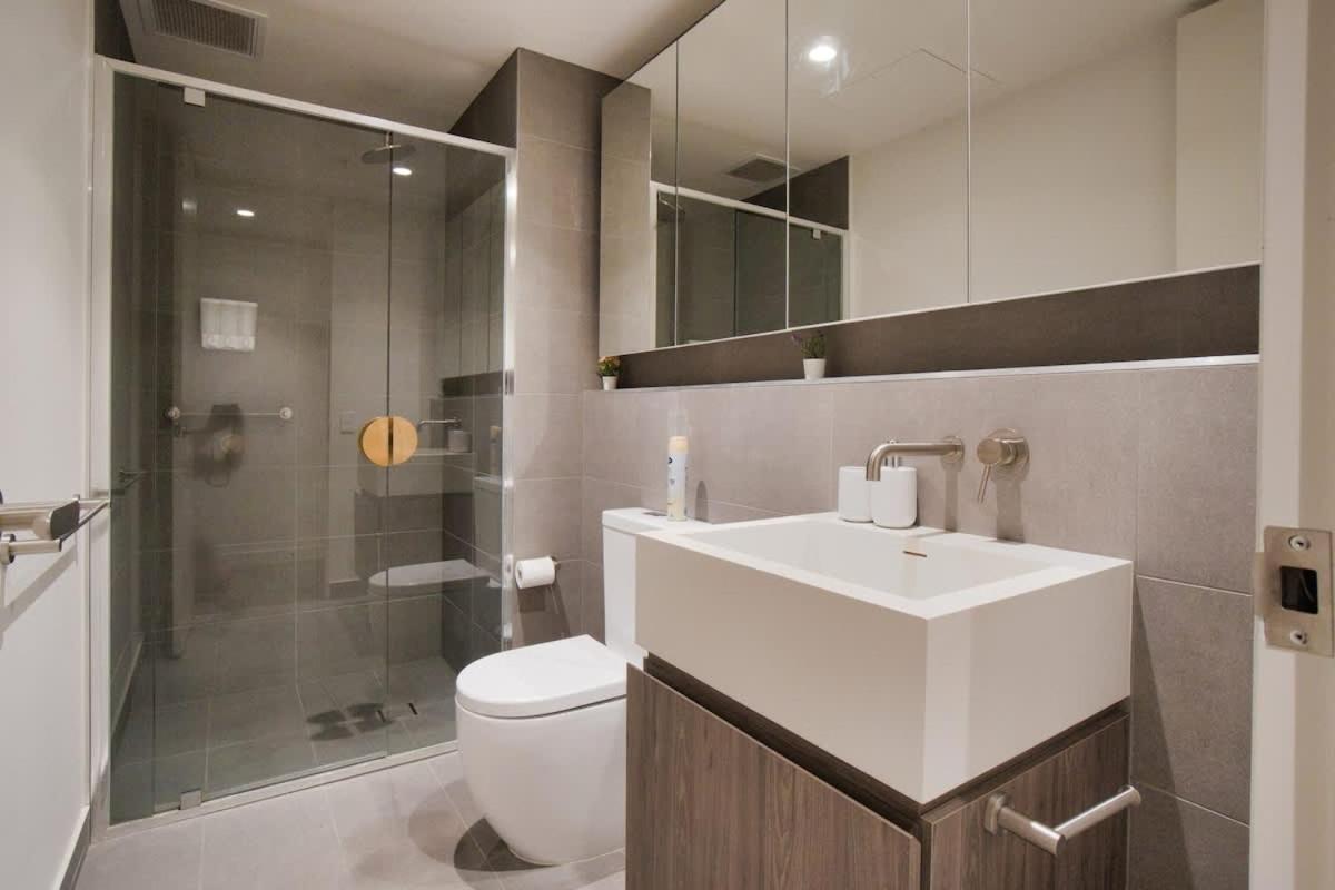 Queen Bed Luxury Parisian Paradise With Amazing Views & Gym * Adelaide