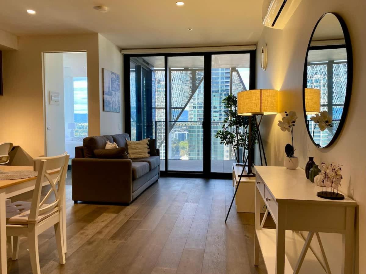 Queen Bed Luxury Parisian Paradise With Amazing Views & Gym Apartment *