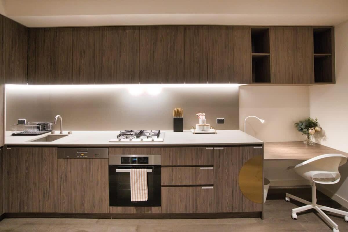 Queen Bed Luxury Parisian Paradise With Amazing Views & Gym Apartment Adelaide