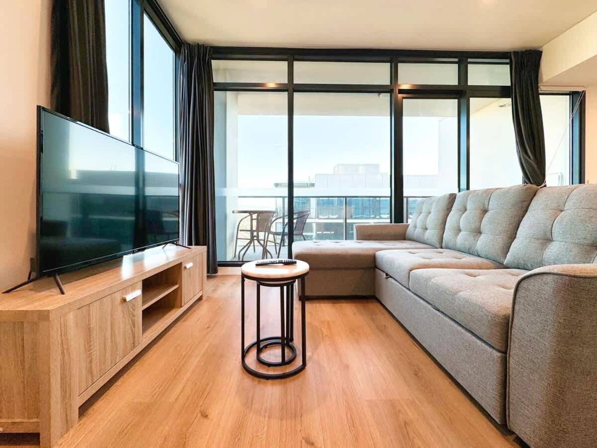 High-rise Heaven - West Franklin Apartment