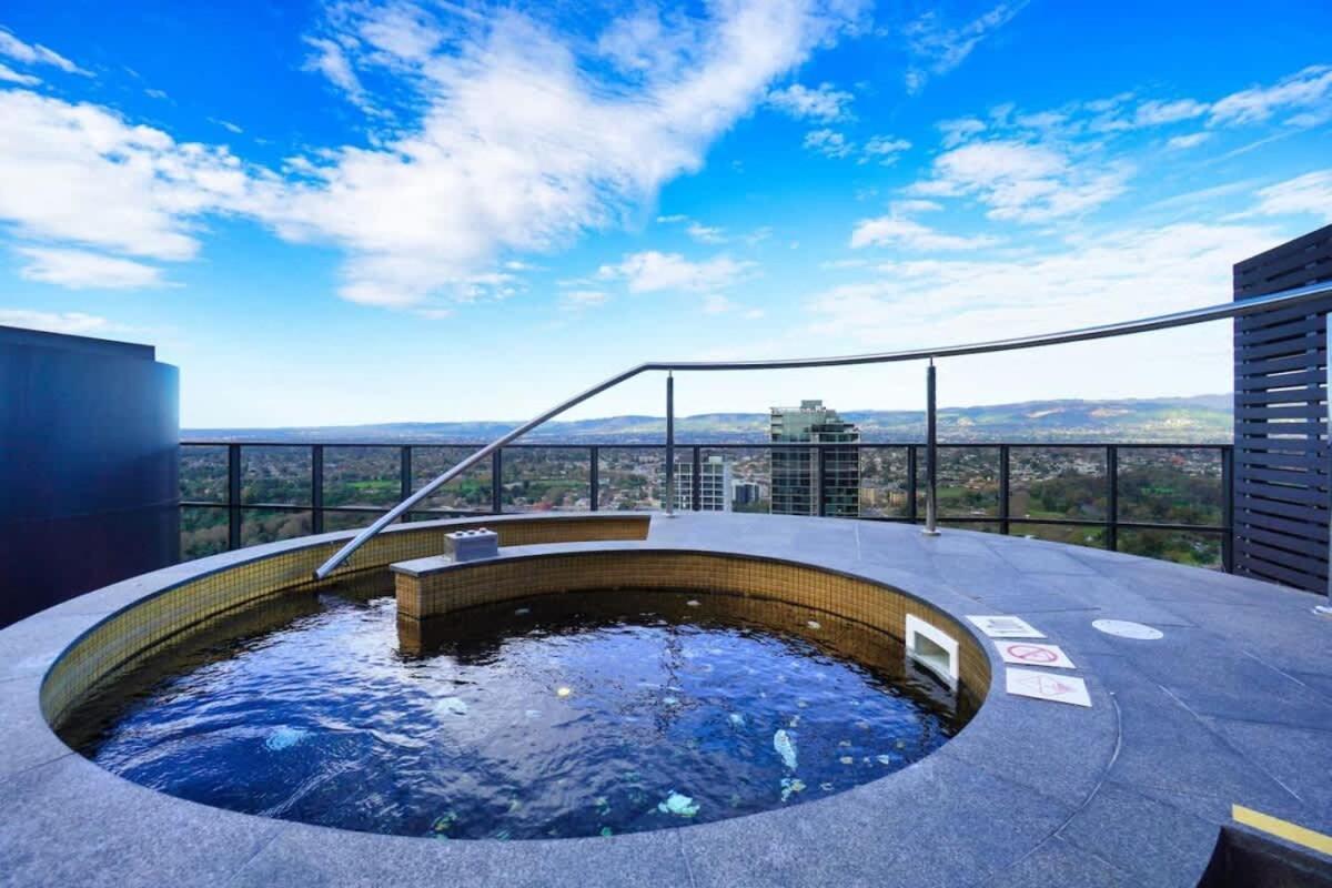 Serenity In The Sky - 2br In Rundle Mall Apartment