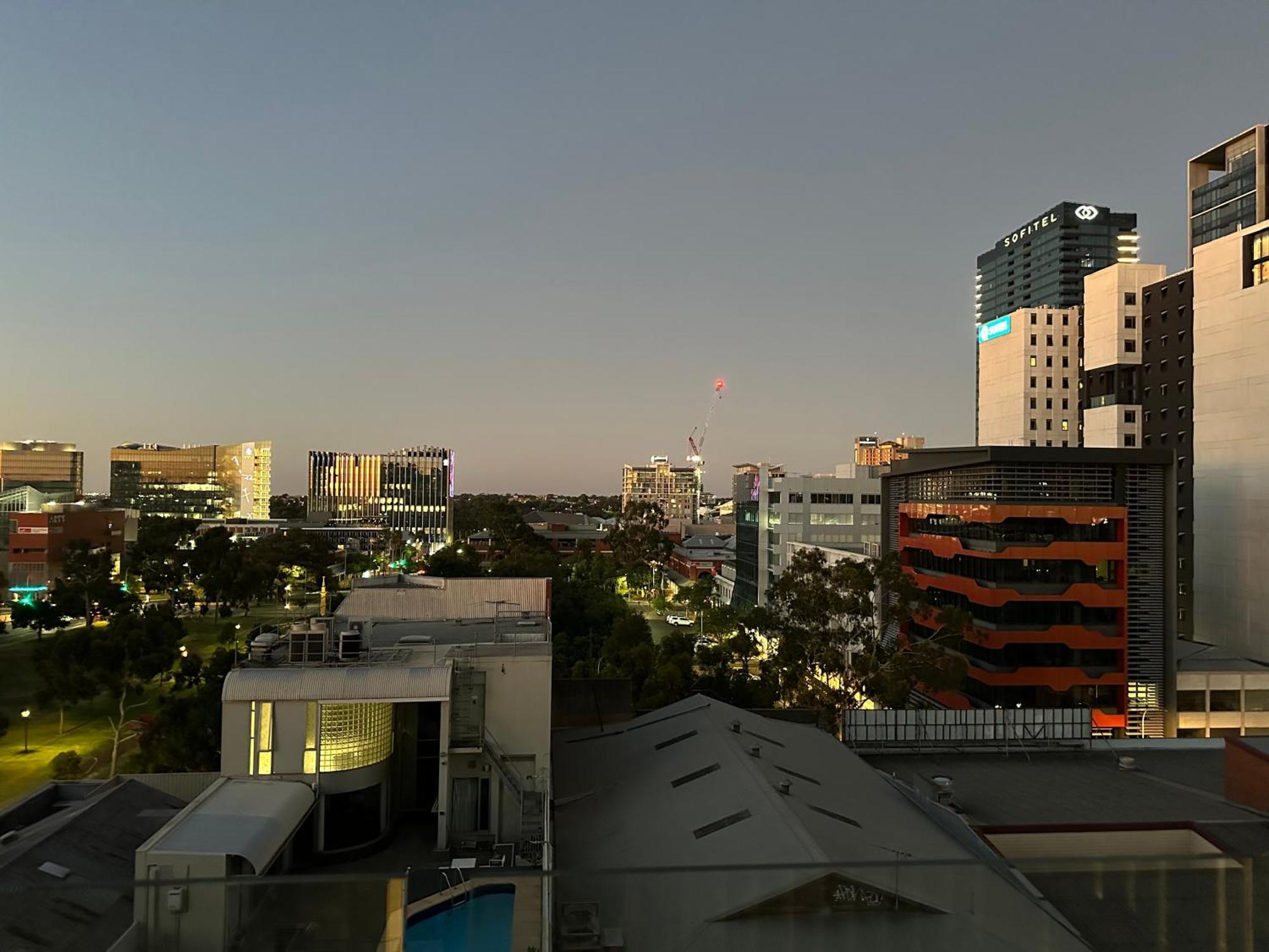 Apartment Modern One Bedroom At Morphett Street *