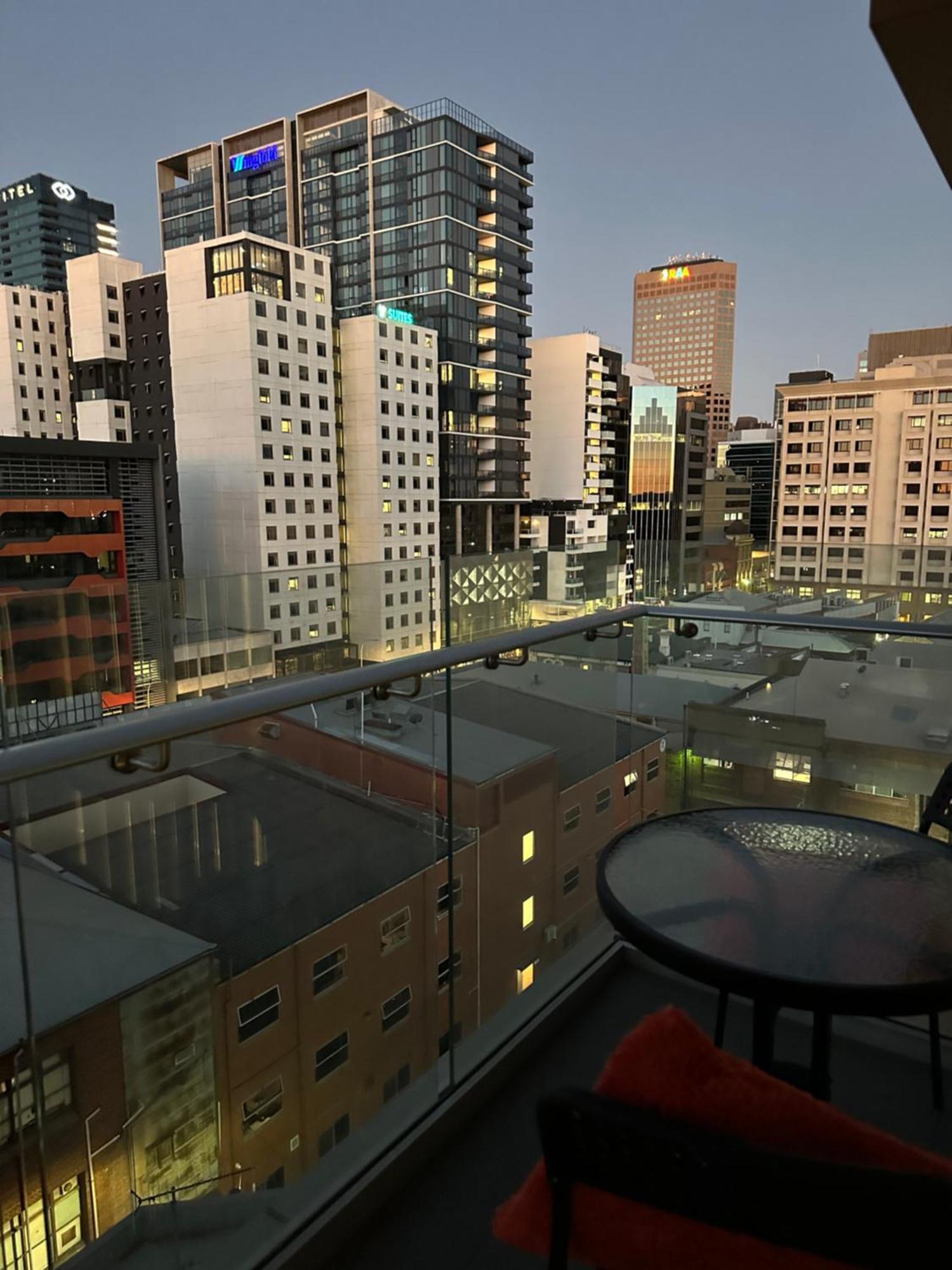 Apartment Modern One Bedroom At Morphett Street *