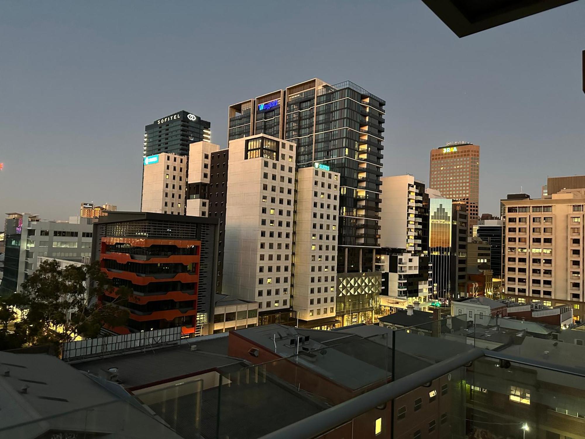 Modern One Bedroom At Morphett Street Apartment *
