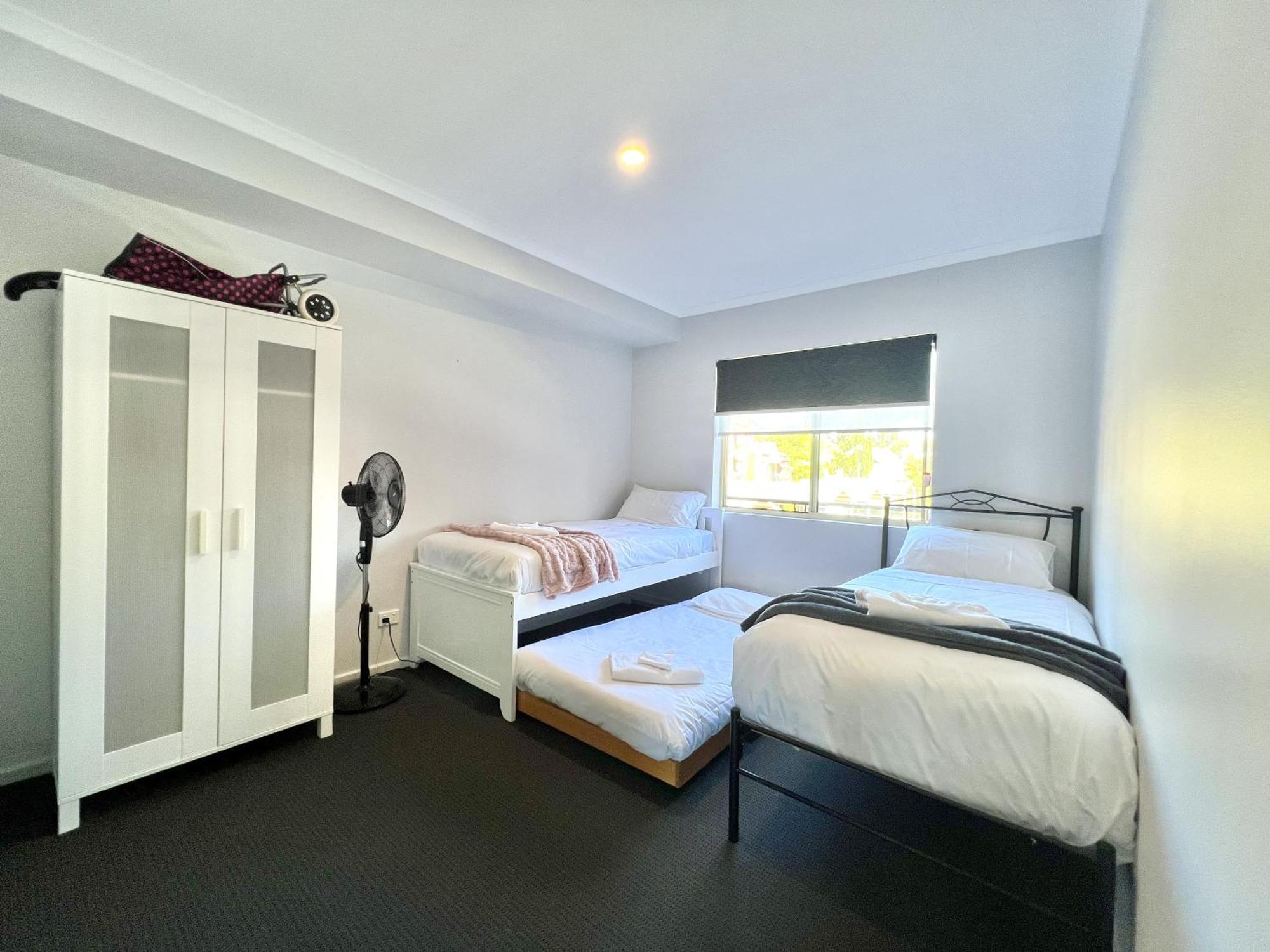 Big Free Wifi Gated Parking Aircon Holiday home