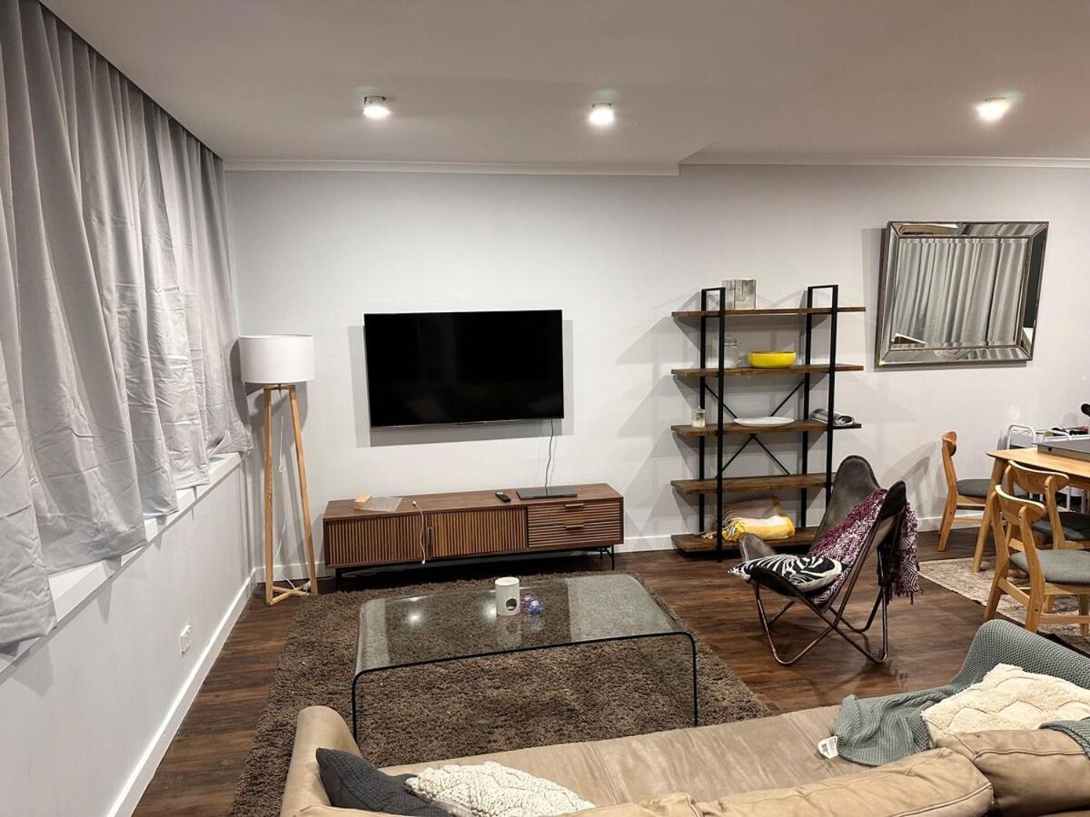 Apartment 3 Bedroom City Apt, Big Yard & Park Views - Sleeps 7 *