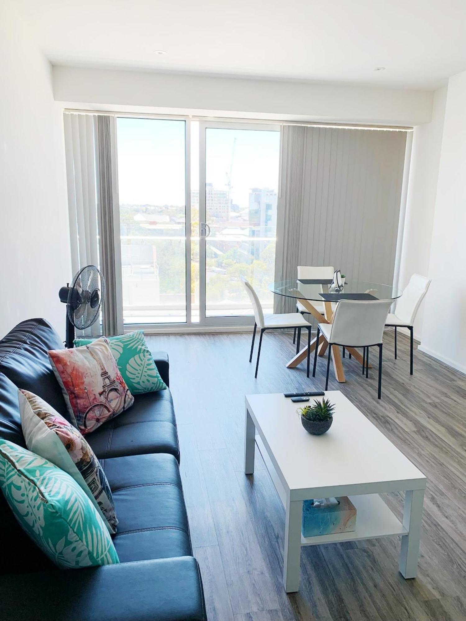 Modern One Bedroom At Morphett Street Apartment *