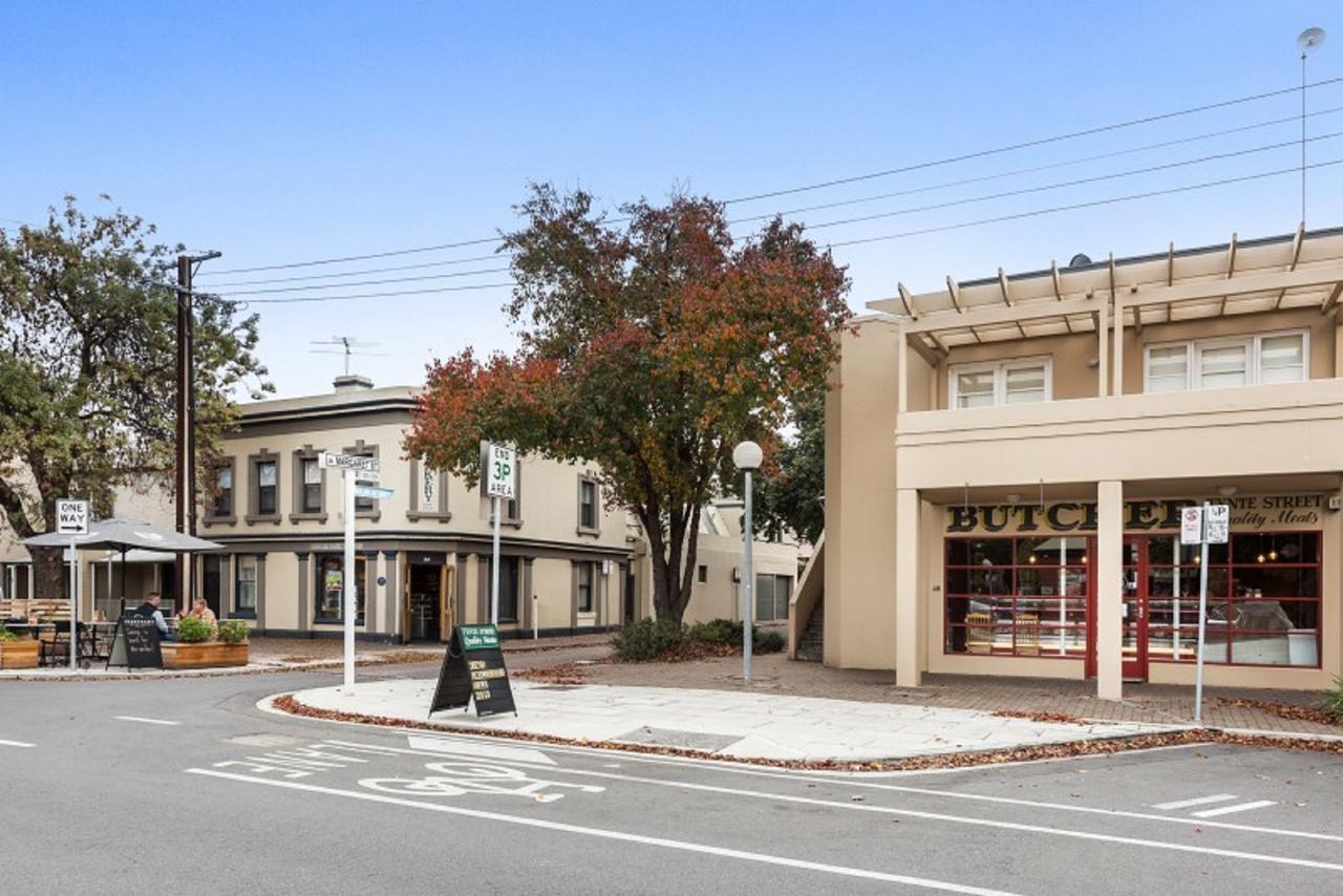 Apartment Style Accommodation-close To City-north Adelaide-3 Bdrm- Free Parking *