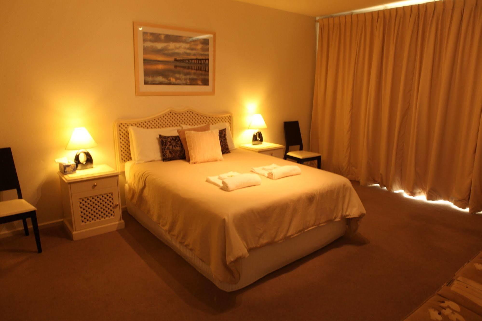 Glenelg Beachside 4*