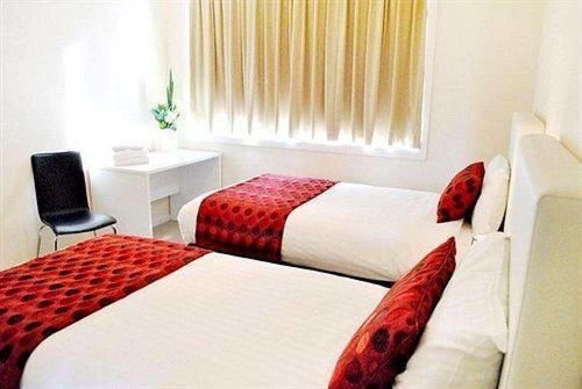 Mawson Lakes 4*