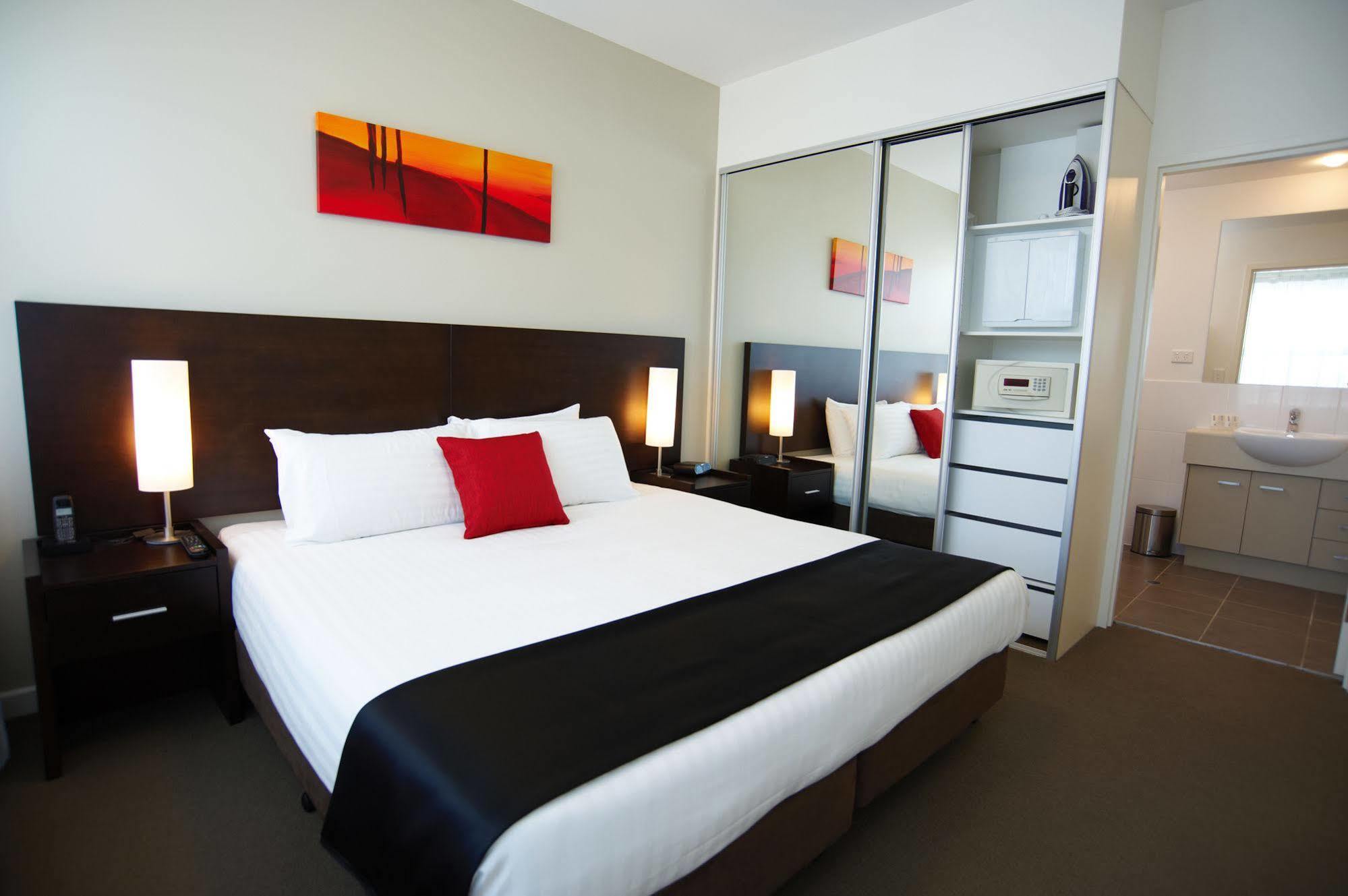 Quest Mawson Lakes Aparthotel 4*