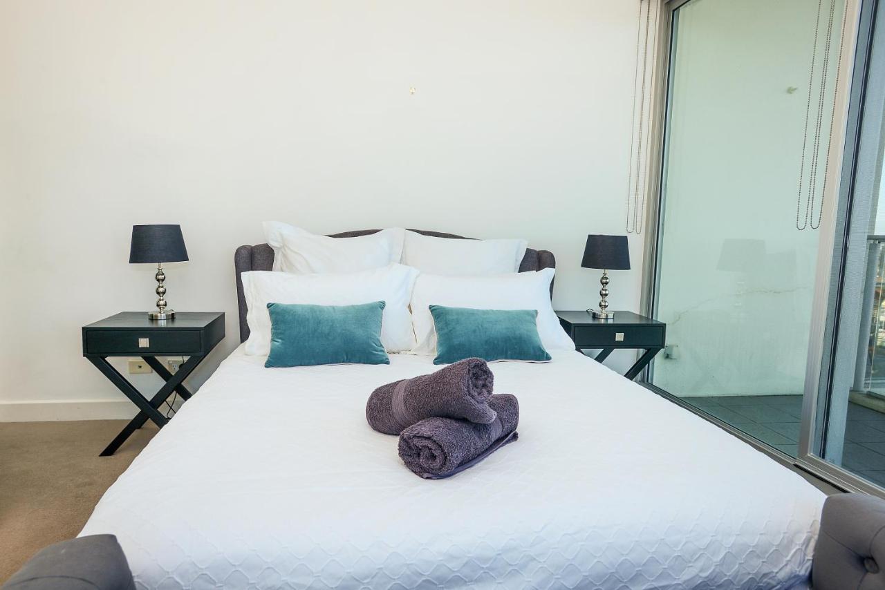 Glenelg Skyline Penthouse - Wifi Holiday home *