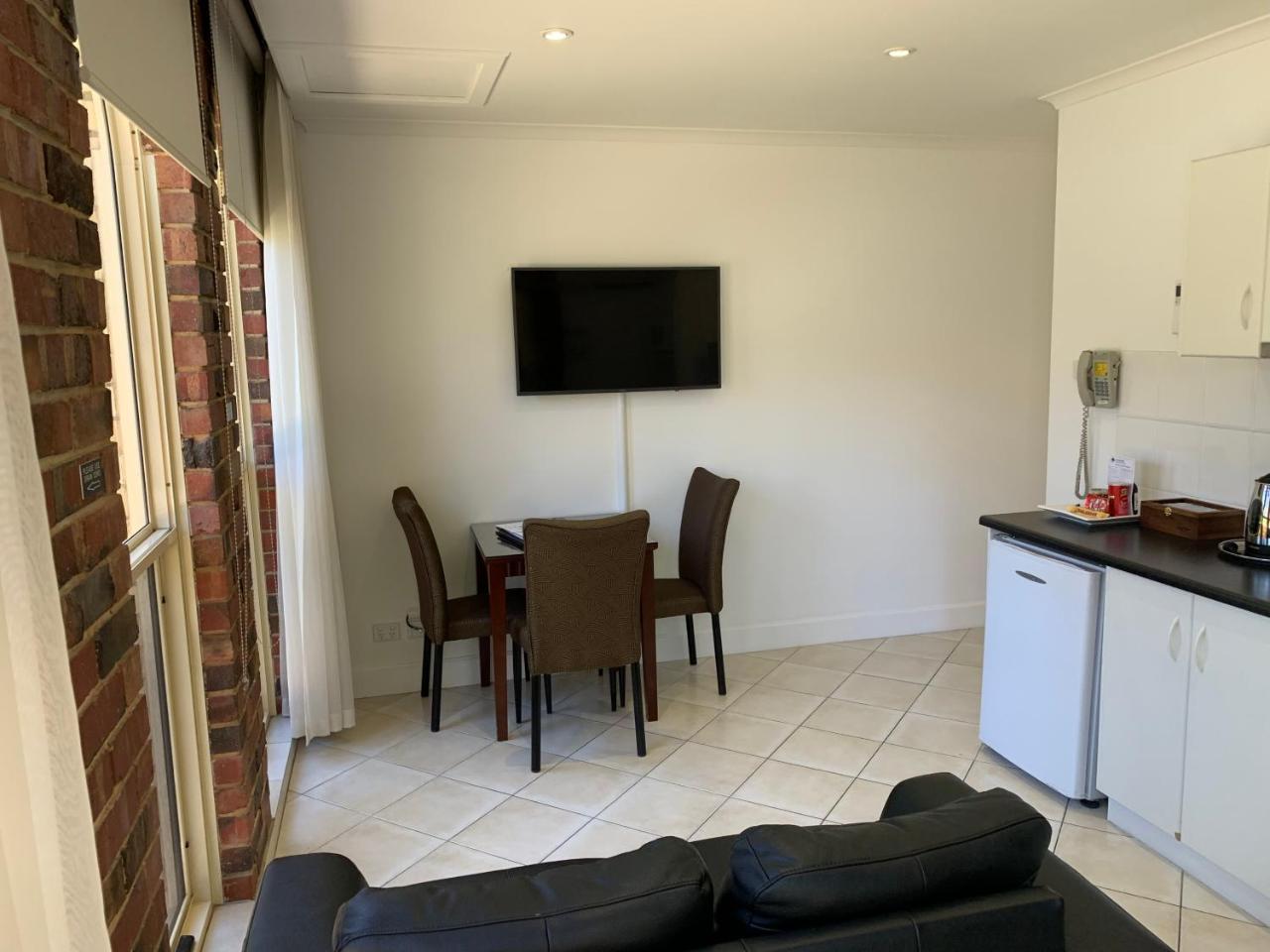 Ensenada Motor And 4* Adelaide