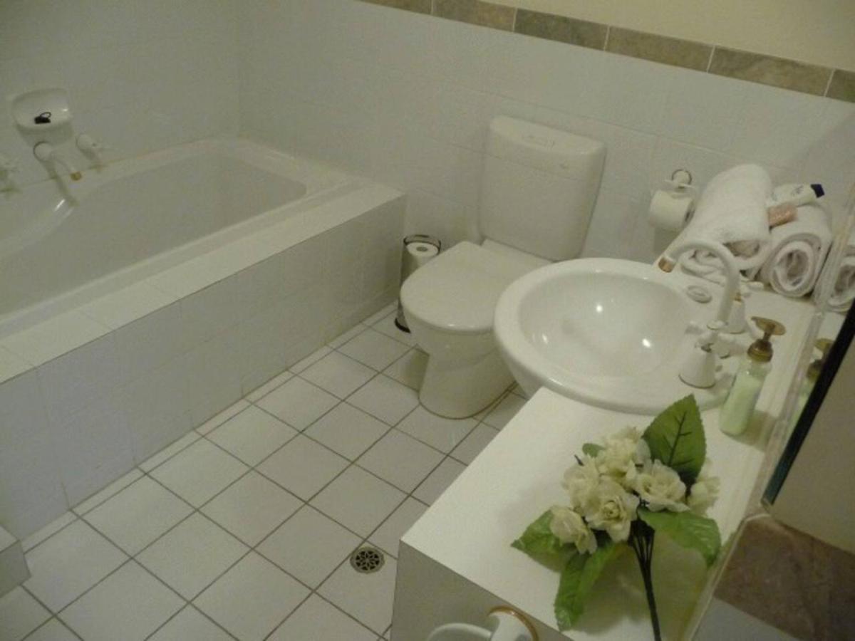 Escape 3 Bedroom East End Of Apartment