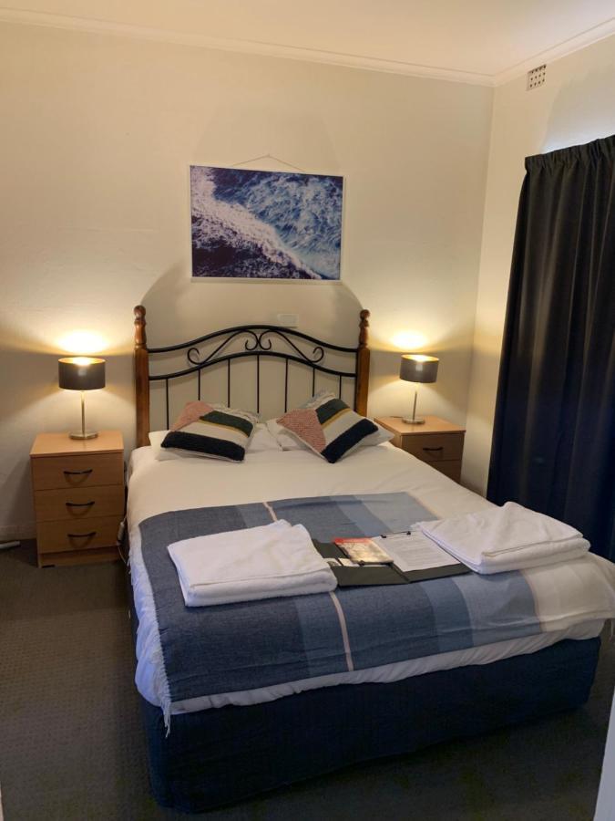 Hello And 3* Adelaide
