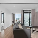 Leilani - The West Franklin Panorama Apartment