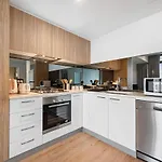 Leilani - The West Franklin Panorama Apartment