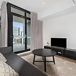 Leilani - The West Franklin Panorama Apartment
