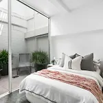 Manhattan Style 3 Story Luxury In St Peters