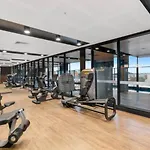 Urban Luxe Escape - Pool, Gym & Sauna - City Views