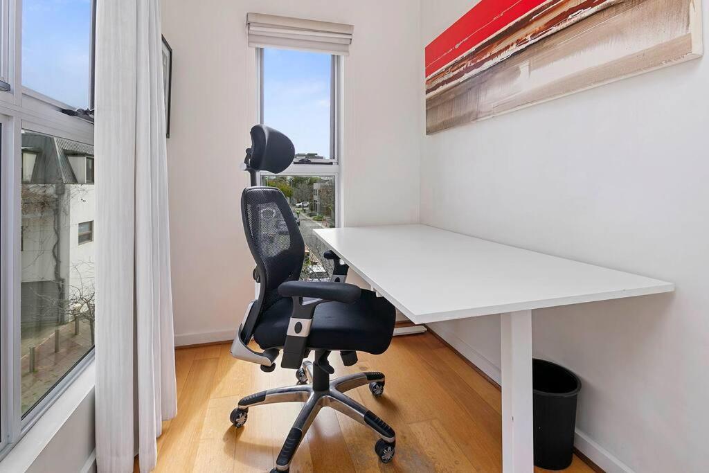 City Oasis 2-br Townhouse With Balcony & Parking *