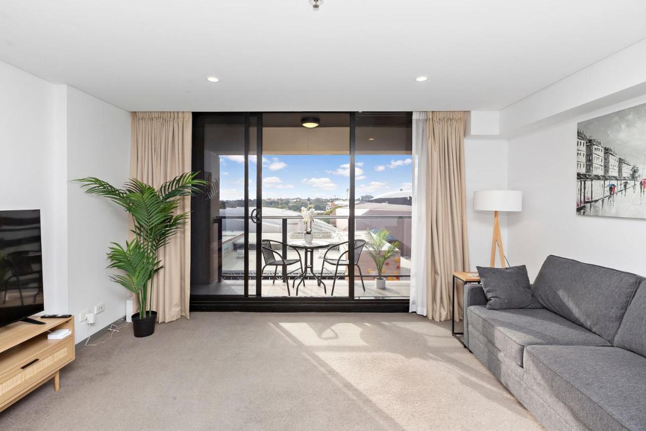 Lily - North Terrace Cityscape *