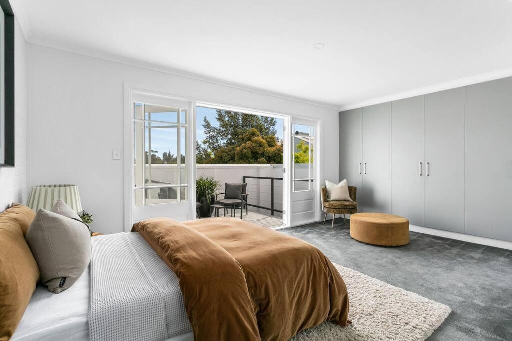 Manhattan Style 3 Story Luxury In St Peters Holiday home Adelaide