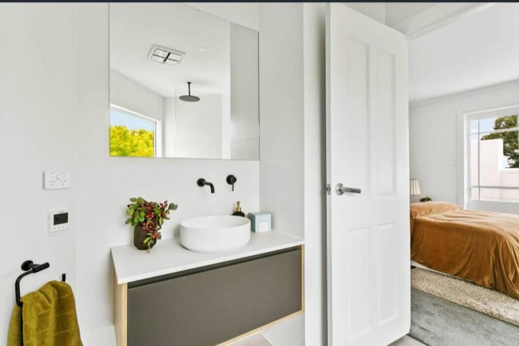 Manhattan Style 3 Story Luxury In St Peters Holiday home Adelaide