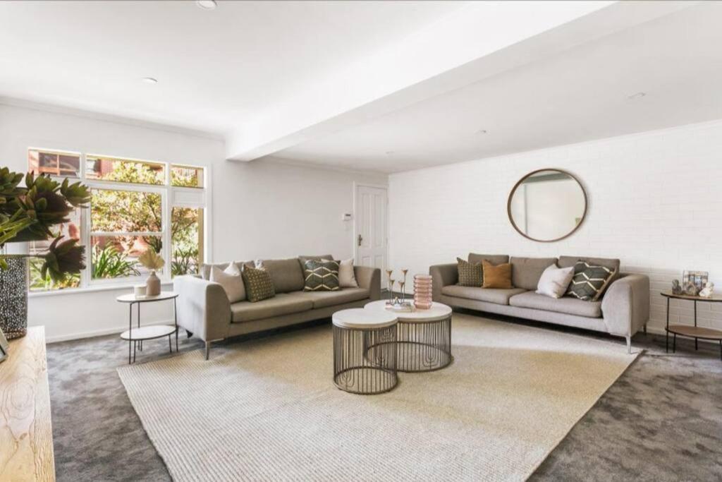 Manhattan Style 3 Story Luxury In St Peters
