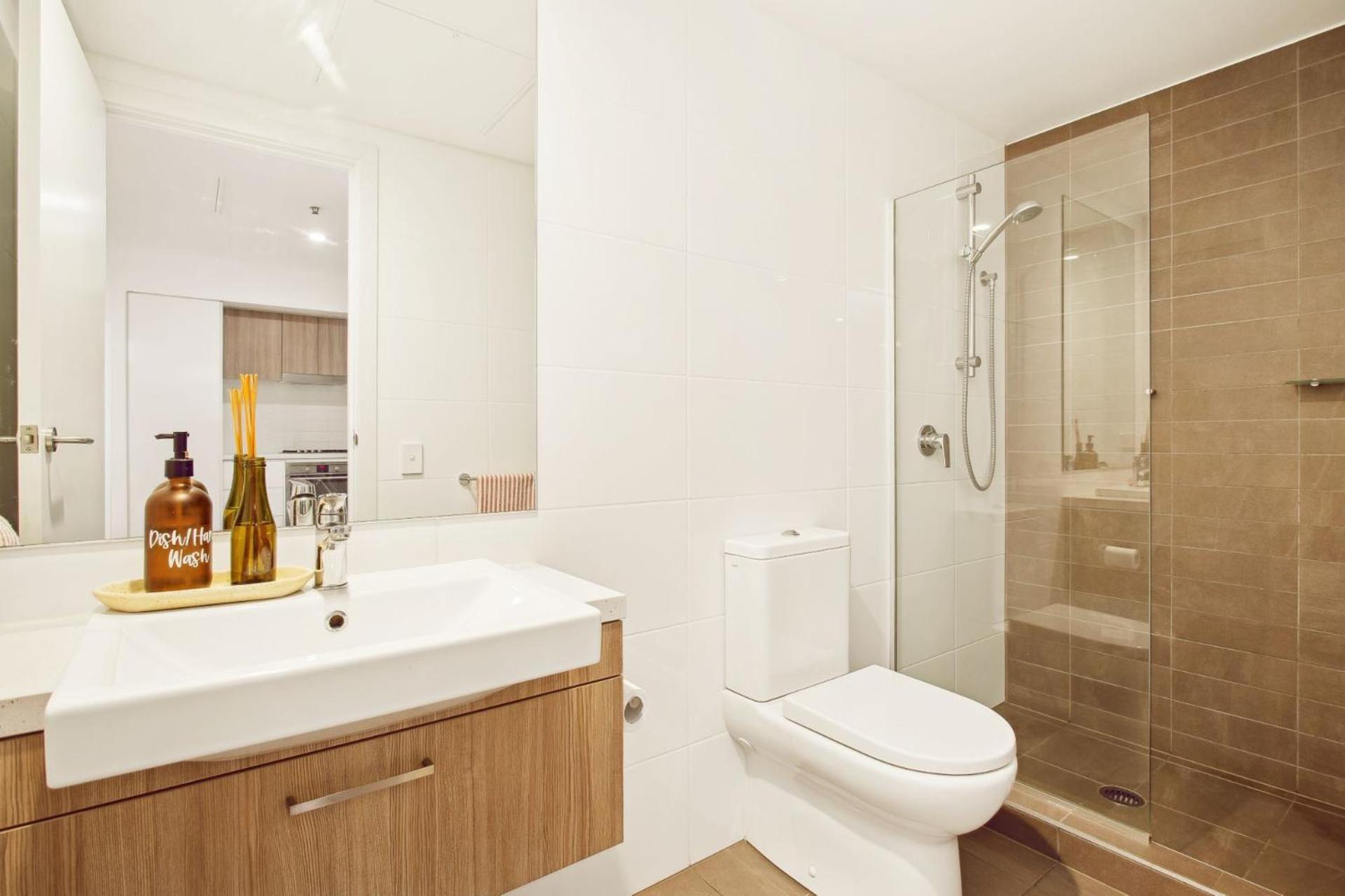 Apartment 2 Bedroom With Car Parking On Grote Street *