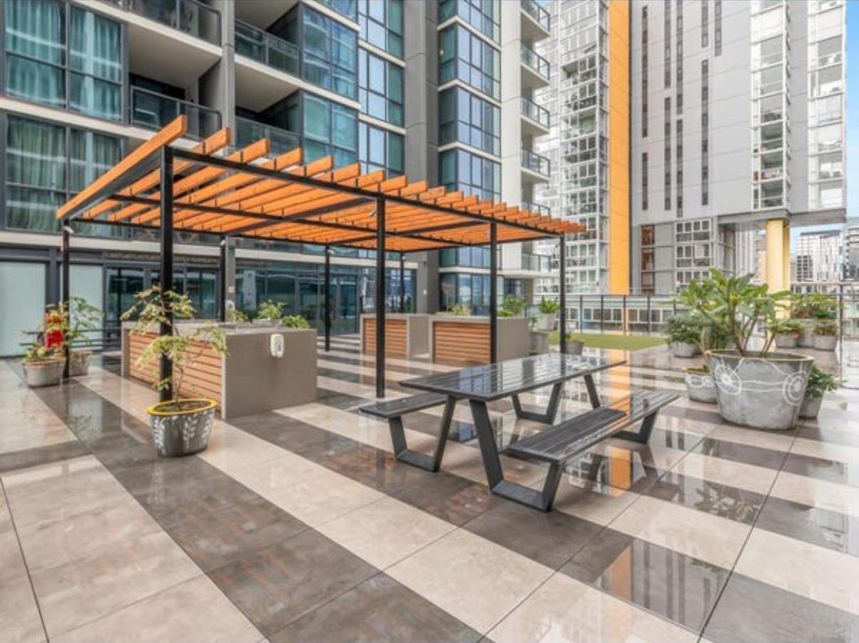 Apartment Urban Luxe Escape - Pool, Gym & Sauna - Views *