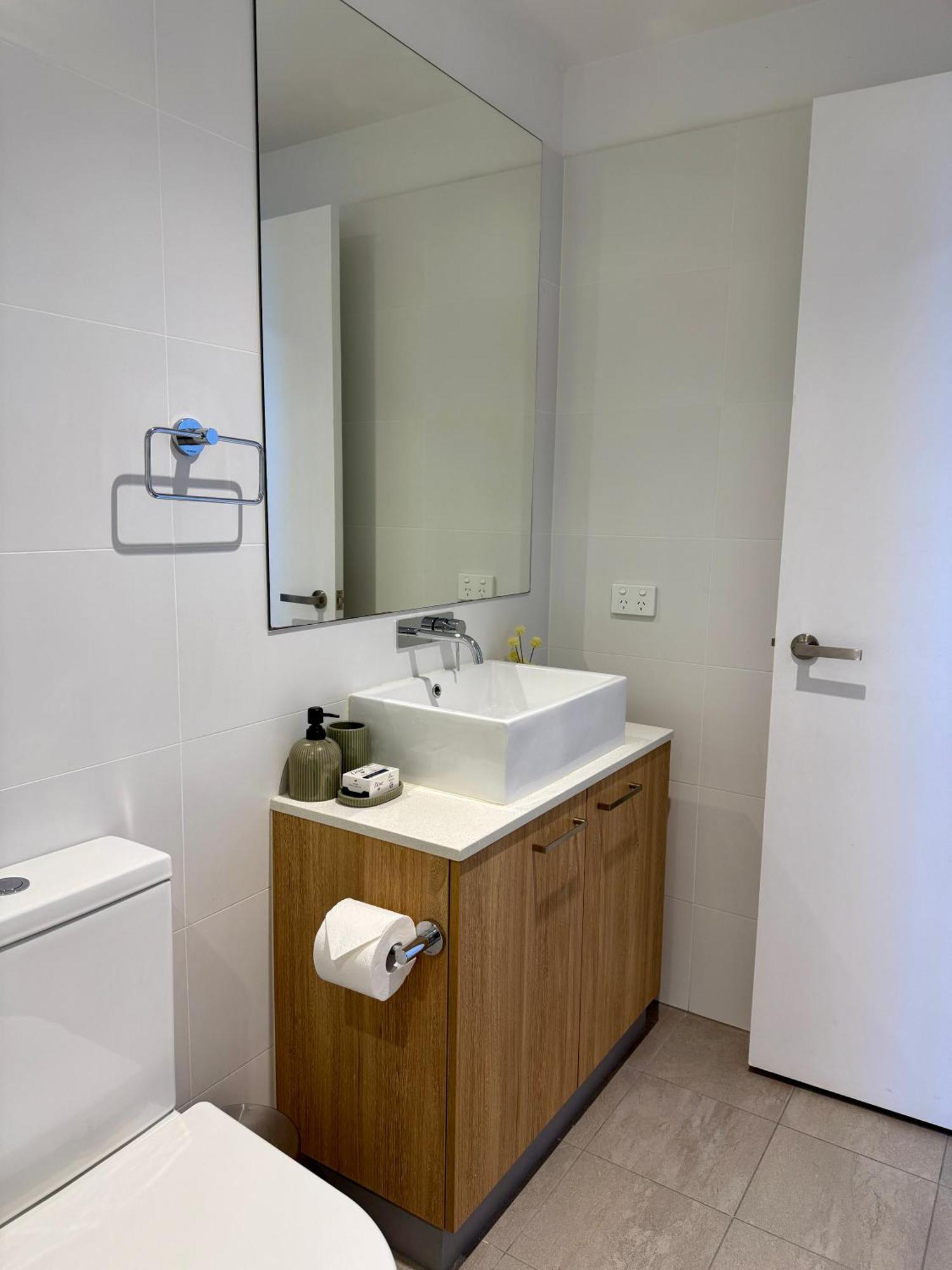 Urban Luxe Escape - Pool, Gym & Sauna - Views