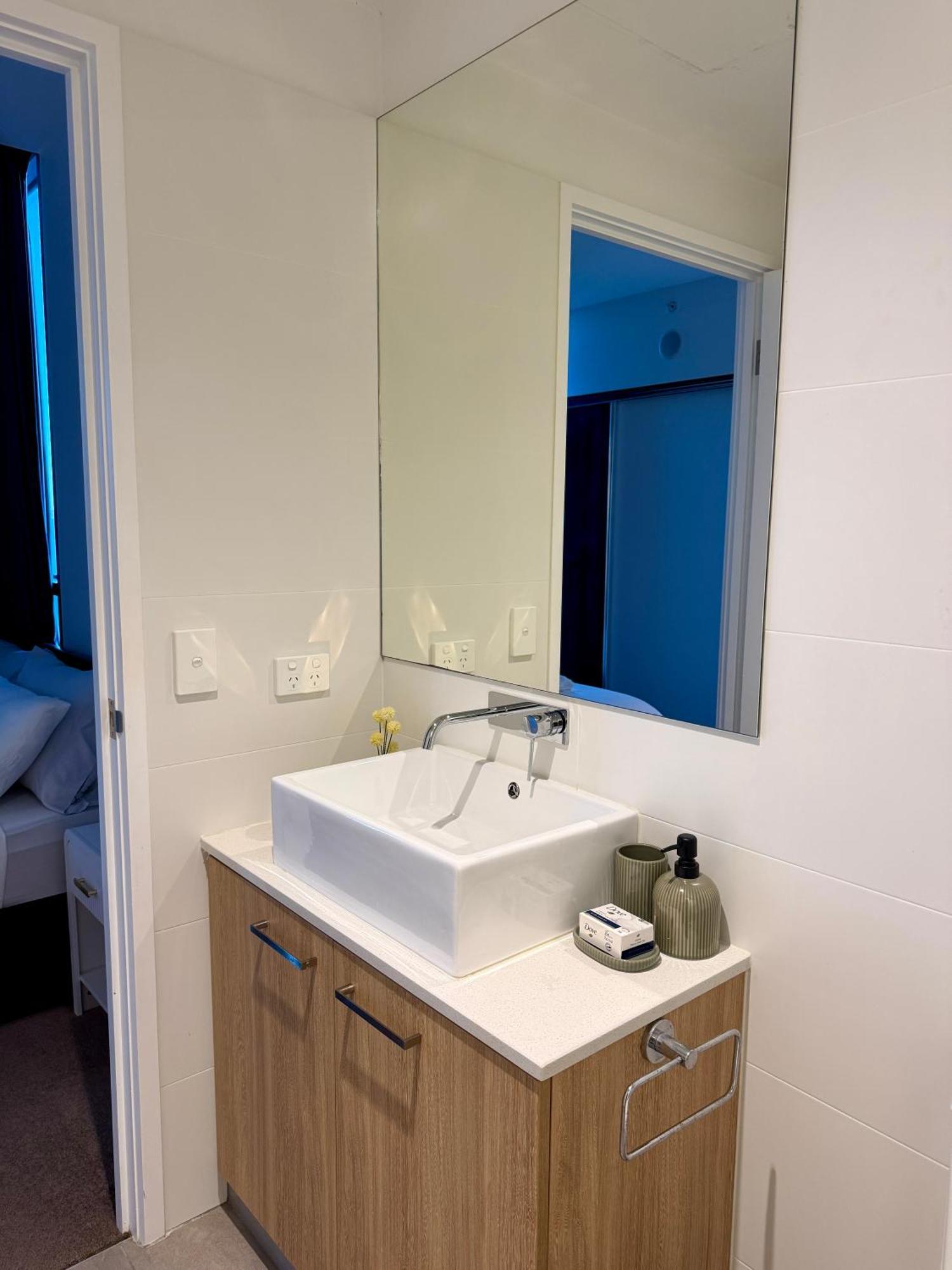 Urban Luxe Escape - Pool, Gym & Sauna - Views *