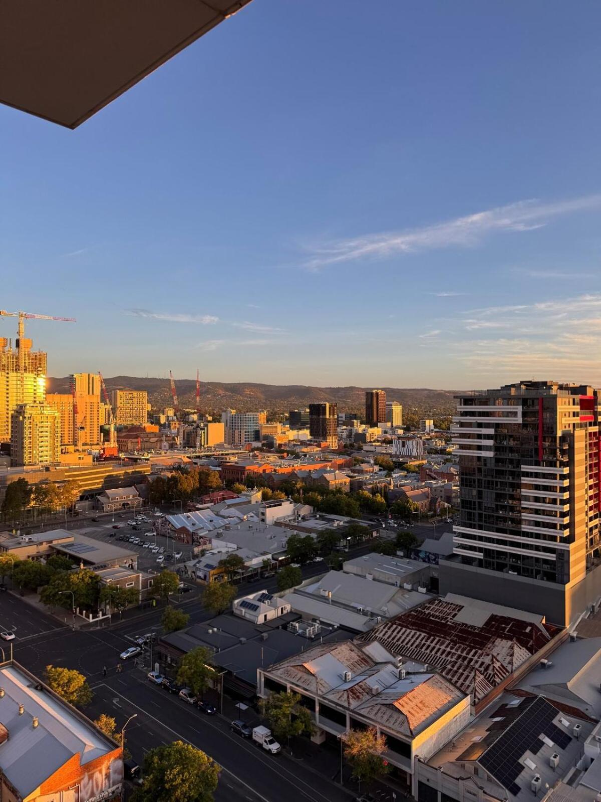 Urban Luxe Escape - Pool, Gym & Sauna - Views *