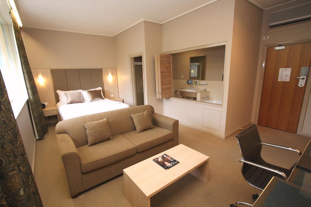 Quality Tiffins On The Park Hotel