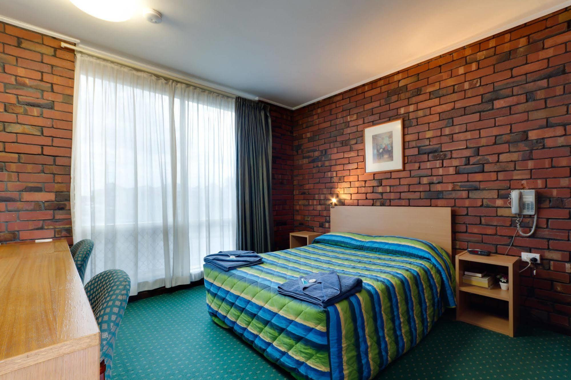 Enfield Motel 3*