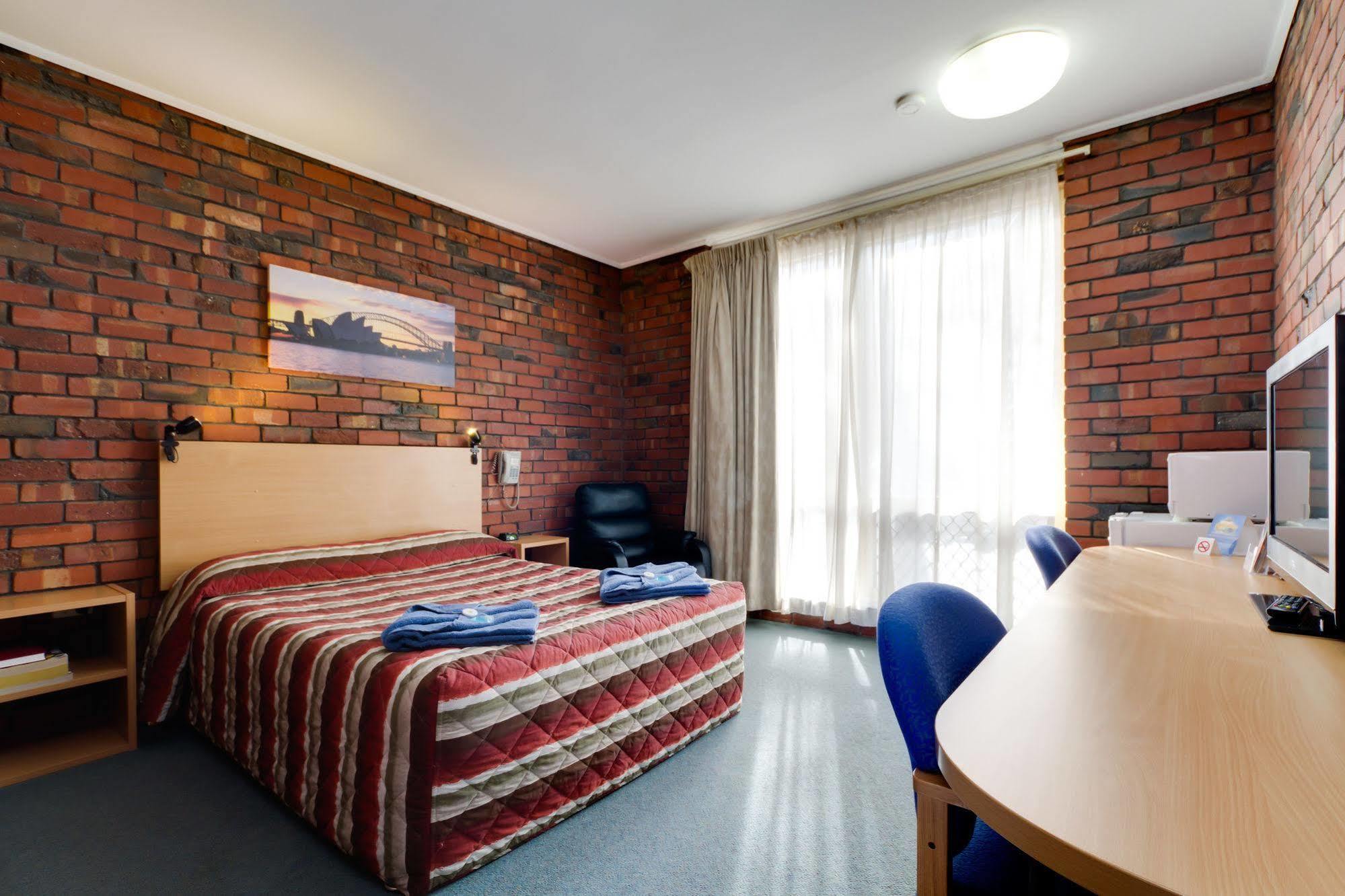 Enfield Motel 3*