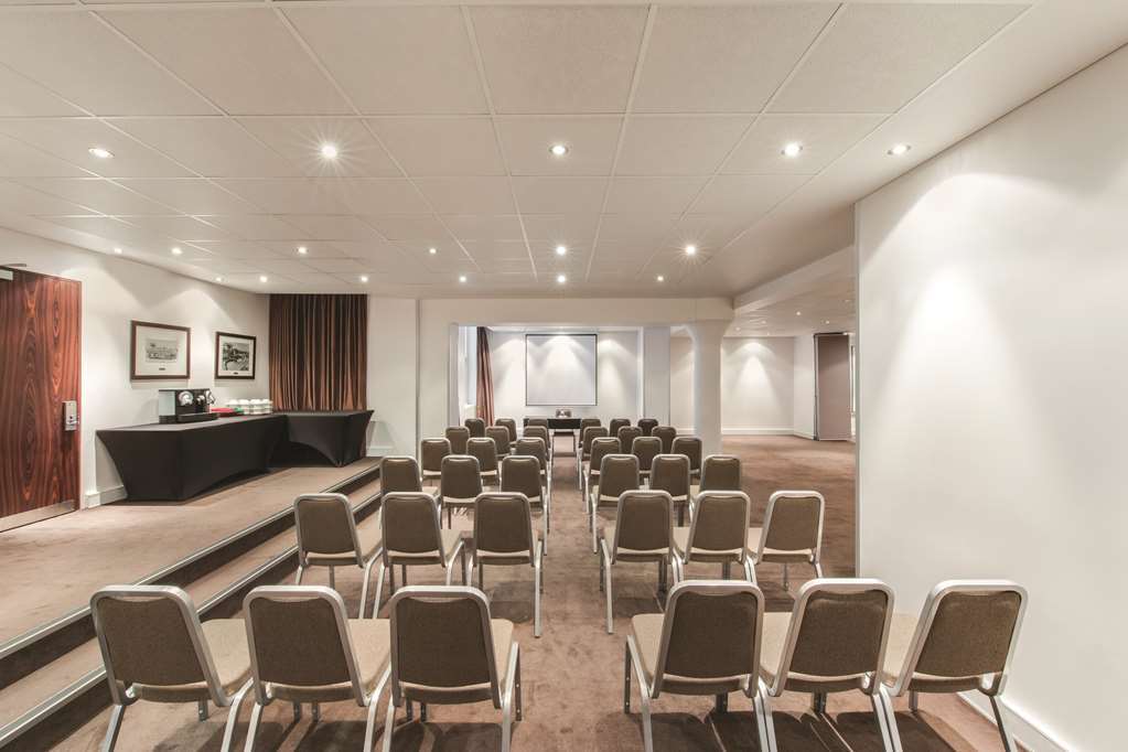 Aparthotel Adina Treasury 4*